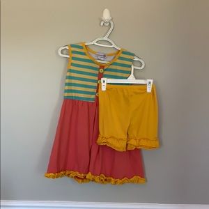 Outfit with tank top shirt and ruffled shorts